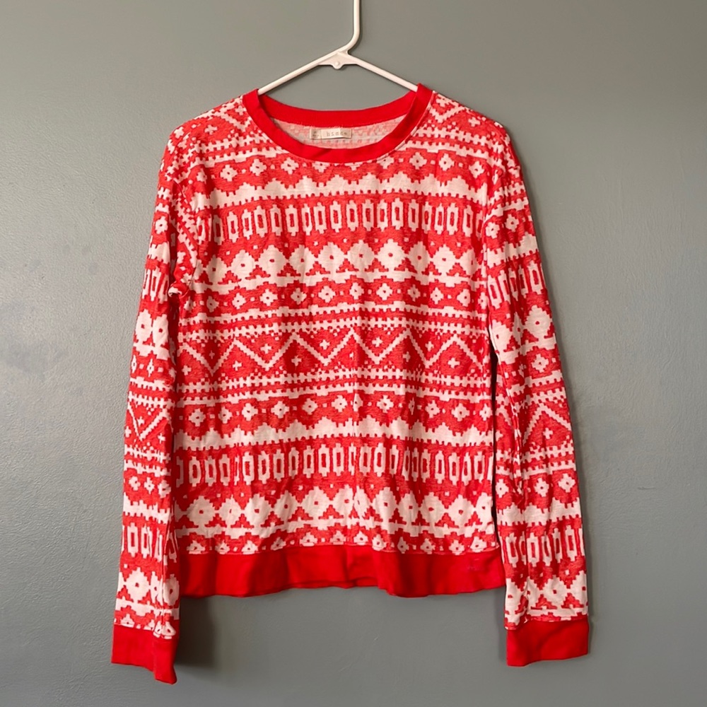 Hinge lightweight top in white and bold orange.